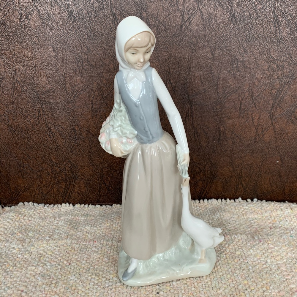 Llardo figurine